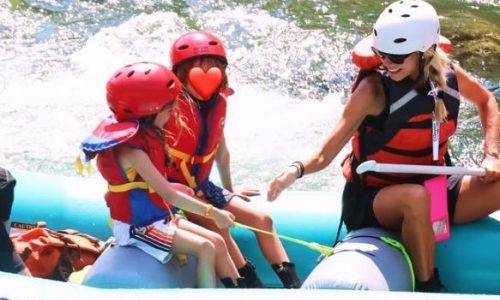 Η Δούκισσα Νομικού έκανε rafting πρώτη φορά με τα παιδιά της στην Αμερική