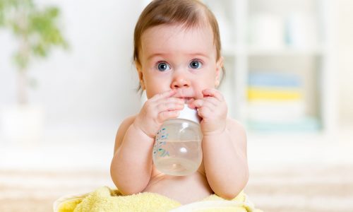 Πότε μπορεί το μωρό σας να ξεκινήσει να πίνει νερό;