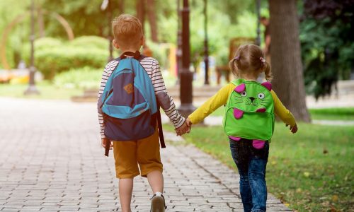 Προσαρμογή στο σχολείο: Πώς να βοηθήσετε το παιδί σας να αγαπήσει το σχολείο από την αρχή
