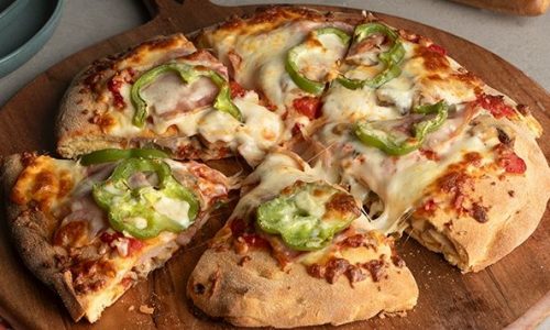 Διπλή, σκεπαστή, απίστευτη πίτσα – Η συνταγή του Άκη που θα θες να φτιάχνεις κάθε μέρα