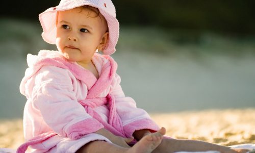 Πότε το μωρό μαθαίνει να κάθεται; Τα 5 αναπτυξιακά στάδια