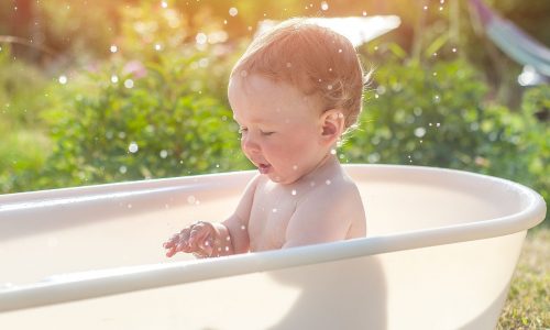 Baby skincare το καλοκαίρι: Τι να αλλάξετε στη ρουτίνα περιποίησης
