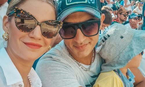 Η Τζένη Θεωνά φωτογραφίζει τον Δήμο Αναστασιάδη και τον γιο τους να παίζουν με σπαθιά στην παραλία