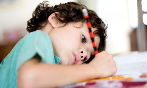 10 πρακτικοί τρόποι να ενισχύσετε τη συγκέντρωση των παιδιών και την οργάνωση των μαθημάτων τους