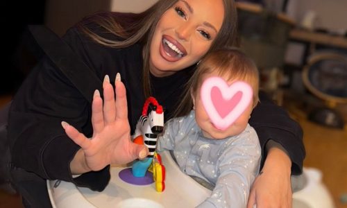 Η Ανδρομάχη τραγουδά με τον μπεμπάκο της και το διαδίκτυο λιώνει