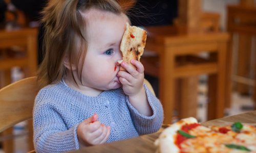 Τα πρότυπα διατροφής για μωρά γίνονται πιο υγιεινά - Τι αλλάζει;