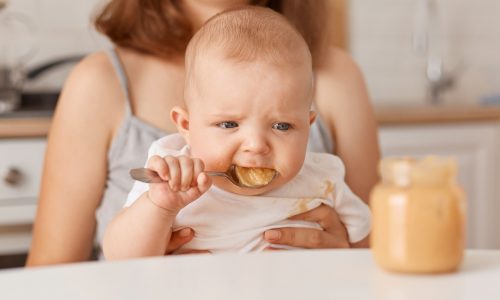 Carnivore babies: Η επικίνδυνη τάση του TikTok με μωρά που τρώνε μόνο κρέας