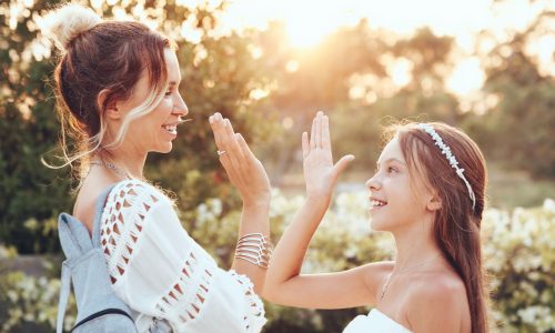 Όταν οι έφηβοι λένε πάντα «ναι» - Πότε είναι ανησυχητικό και τι πρέπει να προσέξουν οι γονείς