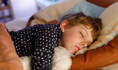 Τι ώρα πρέπει να κοιμούνται τα παιδιά όταν έχουν σχολείο;
