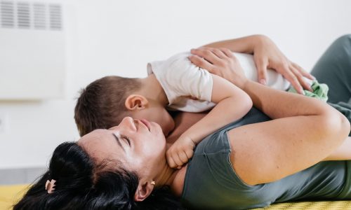 Το νοικοκυριό δεν είναι μόνο σκούπα και πιάτα – είναι και η ψυχική φθορά των μαμάδων