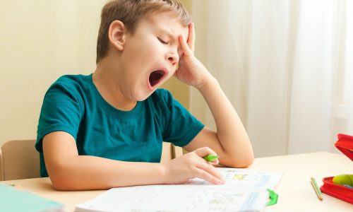 Πώς μπορώ να βοηθήσω το παιδί μου να συγκεντρώνεται καλύτερα στα μαθήματα;