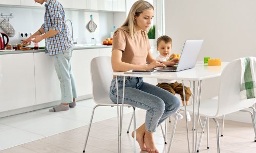 Πώς η επιστροφή στο σχολείο επηρεάζει ψυχικά τις μαμάδες;