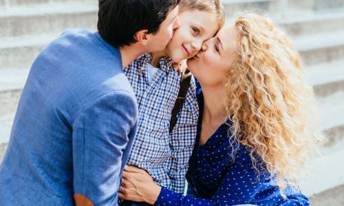 Δεν χρειάζεται να είστε οι «τέλειοι» γονείς για να έχετε μια ήρεμη σχολική χρονιά