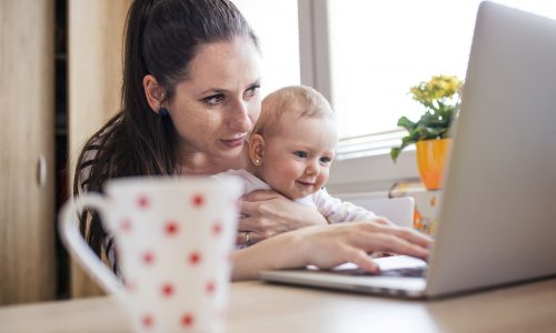 Γιατί οι γυναίκες δουλεύουν σαν να μην έχουν παιδιά και τα φροντίζουν σαν να μην εργάζονται;