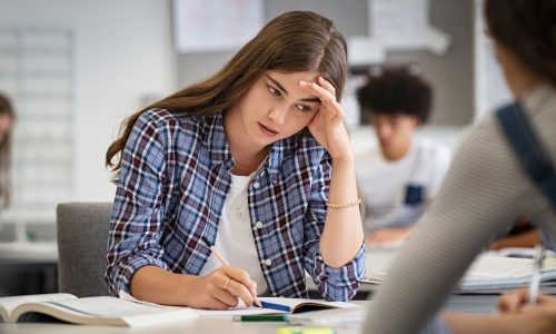 6 πράγματα που το έφηβο παιδί σας θα ήθελε να γνωρίζετε για το σχολικό άγχος