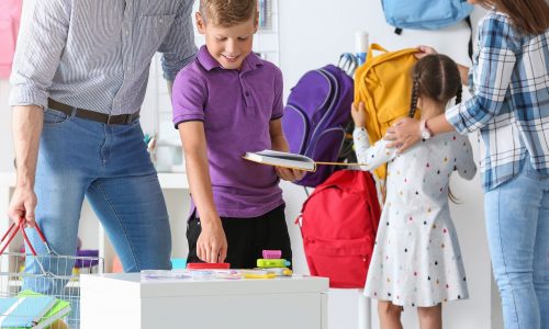 2 στους 3 γονείς θα έκαναν οικονομικές θυσίες για να νιώθουν τα παιδιά τους αποδεκτά στο σχολείο