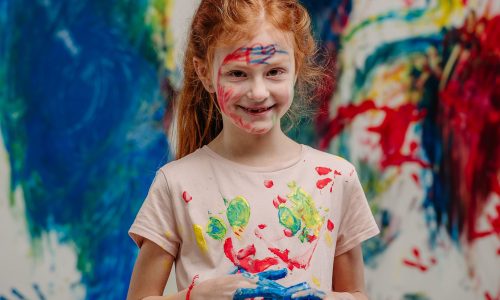 Δημιουργήσετε πολύχρωμα μπλουζάκια με νερομπογιές και νεροπίστολα - Εύκολη δραστηριότητα για παιδιά