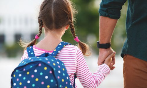Πόσο ενεργοί είναι οι μπαμπάδες στη σχολική ζωή των παιδιών τους; Τι δείχνει έρευνα