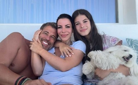 Χάρης Βαρθακούρης: Η selfie με την Αντελίνα και την κόρη τους πριν το τέλος των διακοπών