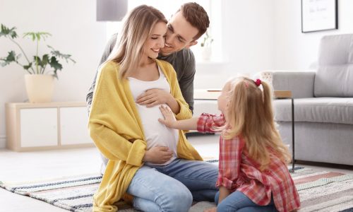 Πώς να πείτε στα παιδιά σας ότι είστε έγκυος – Ο απόλυτος οδηγός ανά ηλικία