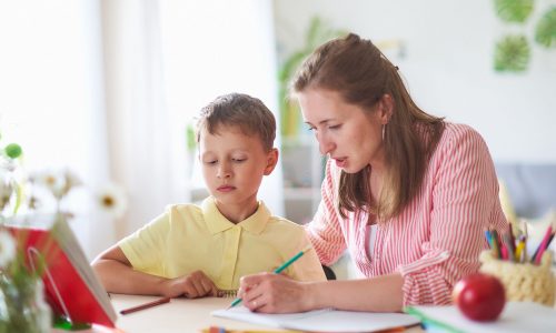 Κέντρο μελέτης ή ιδιαίτερα μαθήματα; Τι ταιριάζει καλύτερα στο παιδί σας