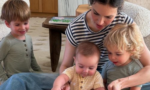 Πώς είναι η ζωή με 3 παιδιά κάτω των 4 ετών; Η ηθοποιός Mandy Moore απαντά: «Χαοτική αλλά υπέροχη»