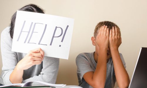 Γιατί το ψυχικό φορτίο της επιστροφής στο σχολείο πέφτει πάντα στις μαμάδες;