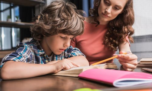 Πρέπει να βοηθάω το παιδί μου με τις σχολικές εργασίες ή να τις κάνει μόνο του;