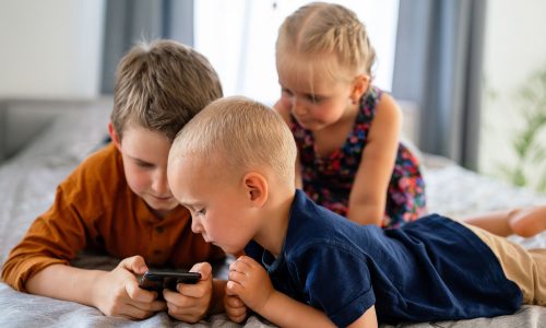 Έρευνα: Παιδιά μόλις 8 ετών έχουν εκτεθεί σε επικίνδυνο περιεχόμενο στο διαδίκτυο