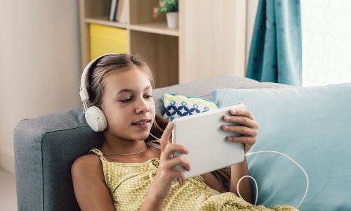 Τα AI-Generated παιδικά βίντεο κατακλύζουν το YouTube -Τι πρέπει να ξέρουν οι γονείς