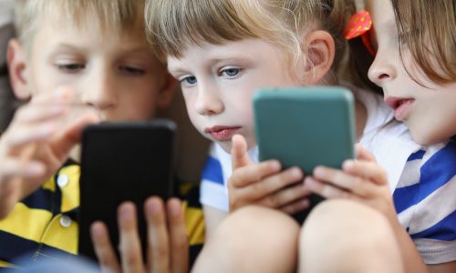 Πόσο βλάπτουν οι οθόνες την όραση των παιδιών;