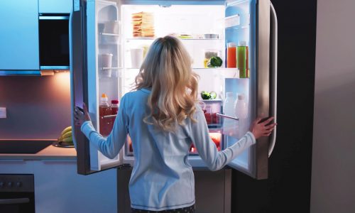 Γιατί το ψυγείο κάνει θορύβους τη νύχτα; Πότε είναι φυσιολογικοί και πότε όχι