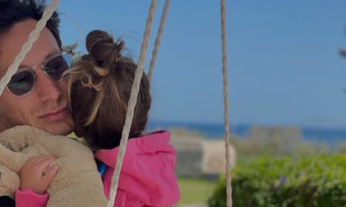 Καλοκαιρινές στιγμές ευτυχίας: Ο Μιχάλης Σαράντης με την κόρη του στη θάλασσα