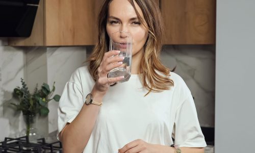 Γιατί είναι σημαντικό να ξεκινάτε τη μέρα σας πίνοντας νερό: 6 οφέλη για την υγεία σας