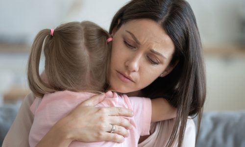 Ο σύζυγός μου λέει ότι είναι κακό για την 3 ετών κόρη μας να με βλέπει να κλαίω - Αλήθεια, τώρα;