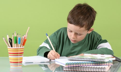 Χρόνος μελέτης στο σπίτι: Πόσες ώρες πρέπει να διαβάζουν τα παιδιά ανά τάξη;