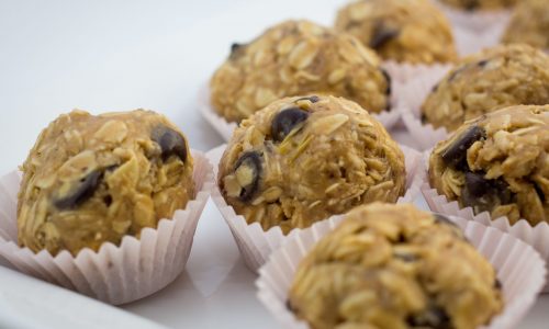 Ενεργειακά τρουφάκια με μύρτιλα σε 10 λεπτά – Το ιδανικό σνακ για το σχολείο