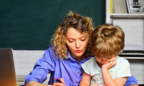 Προβλήματα σχολικής απόδοσης: Τι να κάνετε αν το παιδί σας υστερεί στο σχολείο