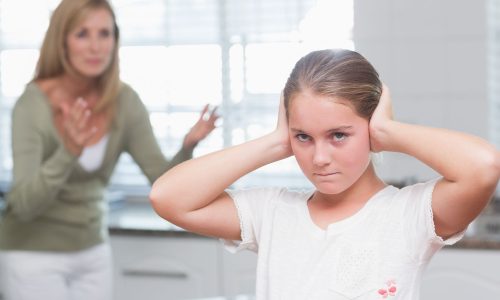 Η απλή στρατηγική που κάνει τα παιδιά σας να ακούνε περισσότερο, σύμφωνα με μια parenting coach