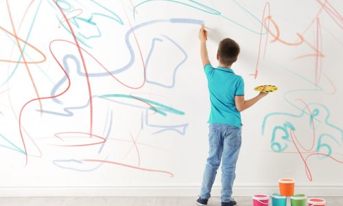 Γυναίκα ζητά από την αδελφή της να πληρώσει αφού τα παιδιά της ζωγράφισαν στους τοίχους του σπιτιού