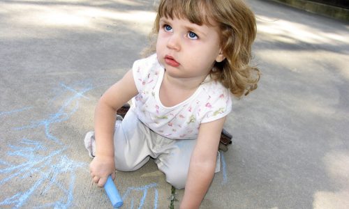 9 πράγματα που τα νήπια καταλαβαίνουν αλλά προσποιούνται πως δεν ξέρουν, σύμφωνα με παιδοψυχολόγους