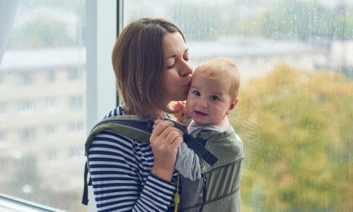 Γιατί το μωρό με θέλει συνέχεια δίπλα του; Είναι φυσιολογικό;