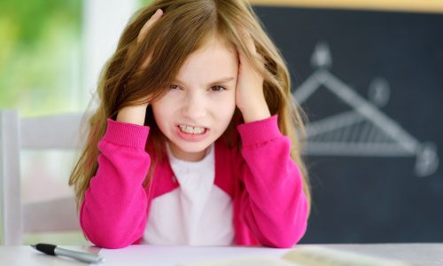 Κατάρρευση μετά το σχολείο: Πώς να αντιμετωπίσετε τις απογευματινές εκρήξεις των παιδιών