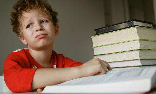 Αν το παιδί δυσκολεύεται στην ανάγνωση ή τα μαθηματικά, τι πρέπει να κάνω;