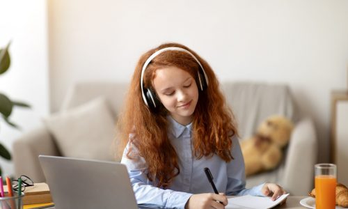 Το παιδί σου ακούει μουσική όταν διαβάζει; Δες γιατί είναι απολύτως φυσιολογικό