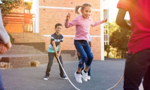 Πώς μπορείτε να βοηθήσετε το παιδί σας να κάνει καινούριους φίλους;