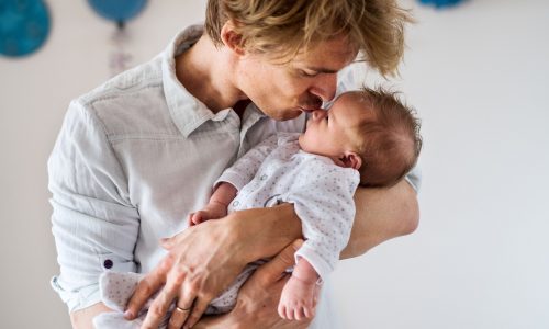 6 τρόποι να ενθαρρύνετε και να στηρίξετε τους νέους μπαμπάδες