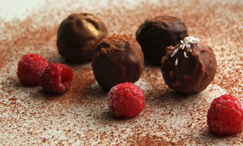 Φτιάξε τα πιο νόστιμα τρουφάκια με σμέουρα και τριμμένη καρύδα σε λίγα λεπτά