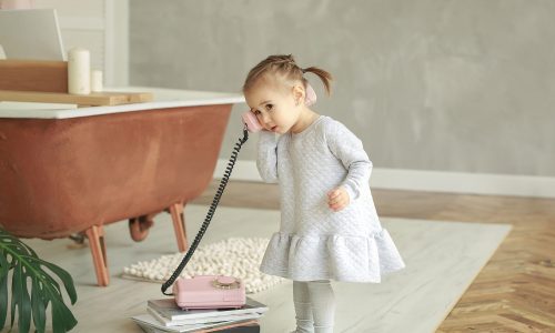 Τα σταθερά τηλέφωνα επιστρέφουν – και βοηθούν τις οικογένειες με σημαντικό τρόπο