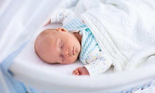 Τι γνωρίζουν οι ειδικοί για τον ύπνο των μωρών που αγνοούν οι γονείς